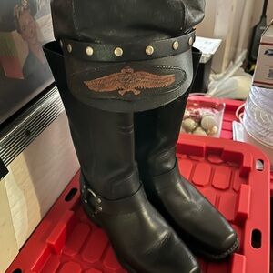 Men’s harley boots and vintage hat